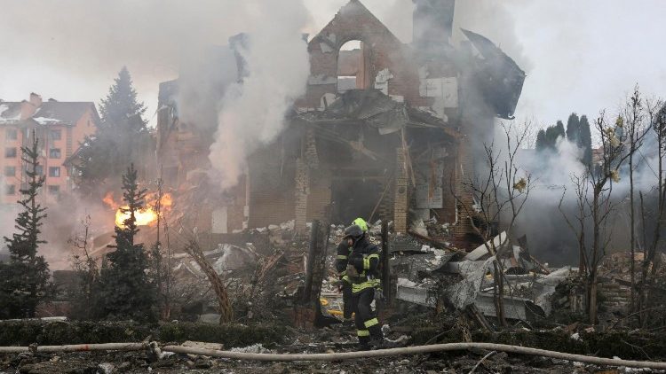 Socorristas ucranianos trabalham entre os escombros após ataque russo em área residencial de Kyiv, em 22 de fevereiro de 2026; pelo menos uma pessoa morreu e oito foram resgatadas, incluindo uma criança.