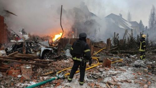 कीव और आस-पास के ज़िलों पर रात भर चले रूसी हमले