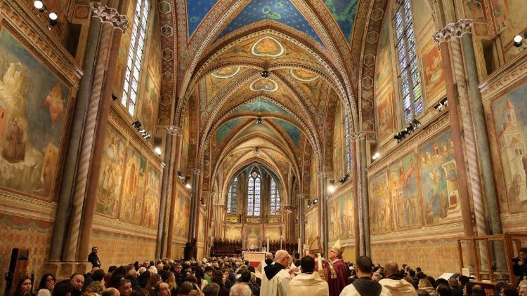 Peregrinos en Asís en busca de los restos de San Francisco