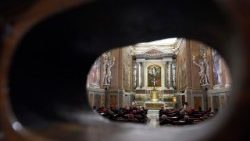 ಜಗದ್ಗುರು XIV ನೇ ಲಿಯೋರವರು, ಕಾರ್ಡಿನಲ್ಸ್ ಮತ್ತು ಡಿಕಾಸ್ಟರಿಯ ಮುಖ್ಯಸ್ಥರು ಪಾಲಿನ್ ಸಣ್ಣ ಪ್ರಾರ್ಥನಾ ಮಂದಿರದಲ್ಲಿ ಒಟ್ಟುಗೂಡುತ್ತಾರೆ