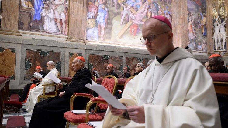 ಎರಿಕ್ ವರ್ಡೆನ್ ರವರು ಜಗದ್ಗುರು XIVನೇ ಲಿಯೋರವರು ಕಾರ್ಡಿನಲ್‌ಗಳು ಮತ್ತು ವಿವಿಧ ಡಿಕಾಸ್ಟರಿಗಳ ಮುಖ್ಯಸ್ಥರೊಂದಿಗೆ ಪ್ರಾರ್ಥಿಸಿದರು.