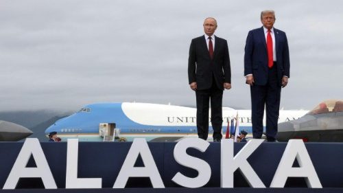 O presidente dos EUA, Donald Trump, e o presidente russo, Vladimir Putin, se encontram na Base Aérea de Elmendorf-Richardson, no Alasca, em 15 de agosto de 2025.