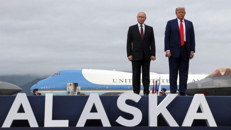 O presidente dos EUA, Donald Trump, e o presidente russo, Vladimir Putin, se encontram na Base Aérea de Elmendorf-Richardson, no Alasca, em 15 de agosto de 2025.