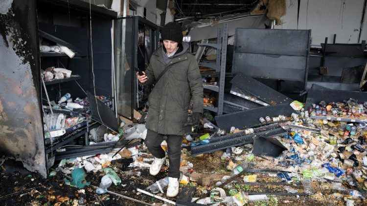 Um morador local caminha entre os destro&ccedil;os no local de um ataque de drone russo perto de um supermercado e uma lanchonete no centro de Kramatorsk, leste da Ucr&acirc;nia, em 23 de fevereiro de 2026, em meio &agrave; invas&atilde;o russa. De acordo com a Prefeitura de Kramatorsk e o chefe da Administra&ccedil;&atilde;o Militar Regional de Donetsk, Vadym Filashkin, pelo menos um civil ficou ferido no ataque. EPA/TOMMASO FUMAGALLI