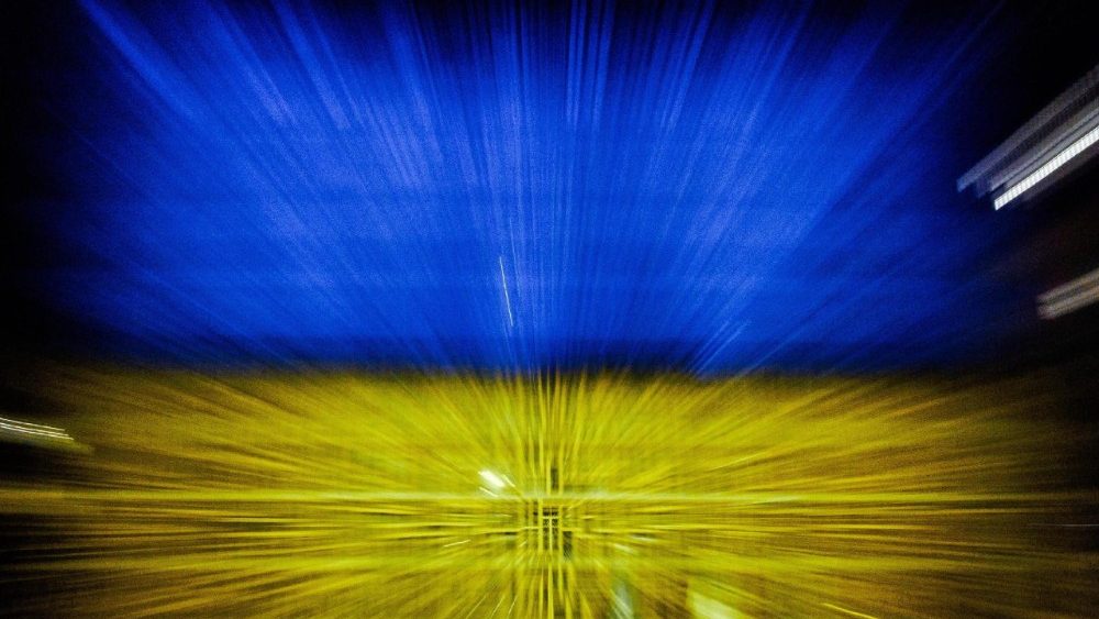 O edifício do Conselho Europeu, na Law Street, está iluminado com as cores da bandeira da Ucrânia para recordar o aniversário da guerra na Ucrânia, em Bruxelas, Bélgica, 23 de fevereiro de 2026. EPA/OLIVIER MATTHYS