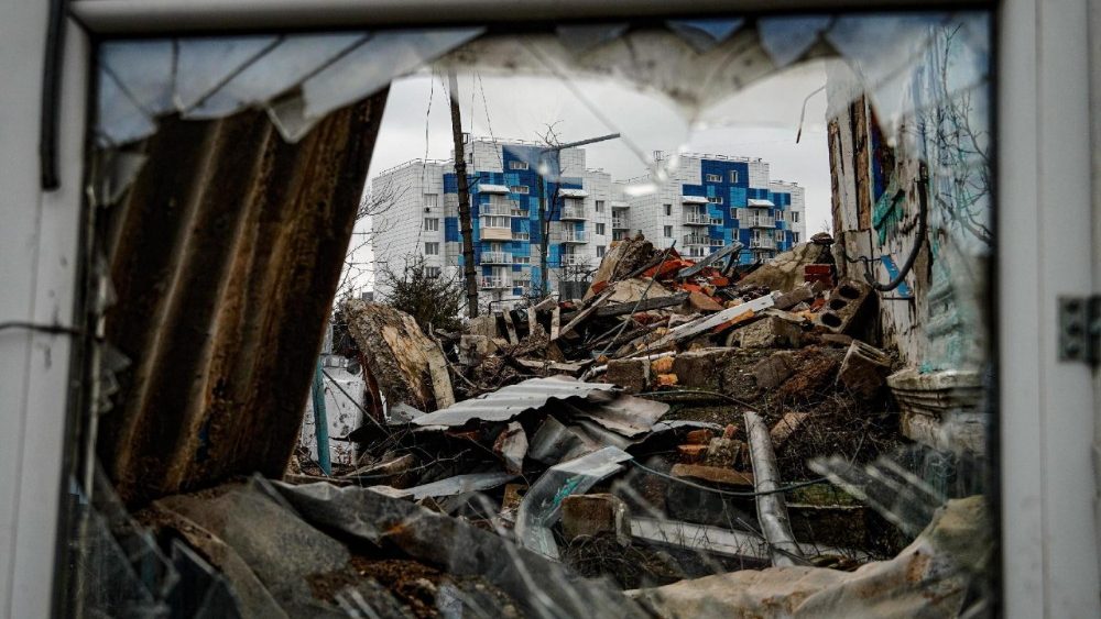 Prédios restaurados vistos atrás de edifícios destruídos no centro de Mariupol, região de Donetsk, 16 de fevereiro de 2026 (foto divulgada em 18 de fevereiro de 2026). A cidade de Mariupol sofreu um cerco de quase três meses durante os estágios iniciais da invasão russa da Ucrânia em fevereiro de 2022, acabando por cair nas mãos da Rússia em maio do mesmo ano. A cidade, estrategicamente localizada perto do Mar de Azov, abrigava a maior população de língua russa na região leste de Donetsk, na Ucrânia. EPA/STRINGER