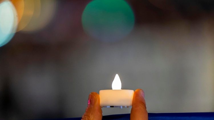 Uma pessoa segura uma vela el&eacute;trica durante uma manifesta&ccedil;&atilde;o que marca o quarto anivers&aacute;rio da invas&atilde;o russa da Ucr&acirc;nia na Pra&ccedil;a das Na&ccedil;&otilde;es, em frente &agrave; sede das Na&ccedil;&otilde;es Unidas, em Genebra, Su&iacute;&ccedil;a, em 24 de fevereiro de 2026. EPA/SALVATORE DI NOLFI