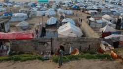 Tende degli sfollati sulla spiaggia vicino a Gaza City (Epa/Mohammed Saber)