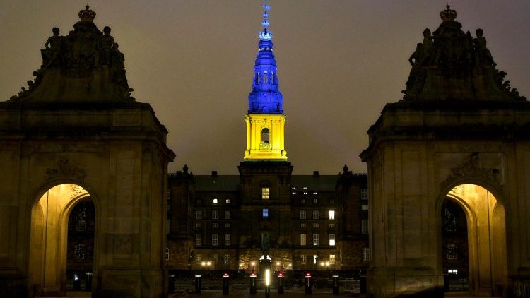 A torre do Pal&aacute;cio de Christiansborg est&aacute; iluminada em amarelo e azul, as cores da bandeira ucraniana, em Copenhague, Dinamarca, em 24 de fevereiro de 2026. A Ucr&acirc;nia marca o quarto anivers&aacute;rio desde que a R&uacute;ssia iniciou sua invas&atilde;o em larga escala do pa&iacute;s em 2022. EPA/THOMAS TRAASDAHL