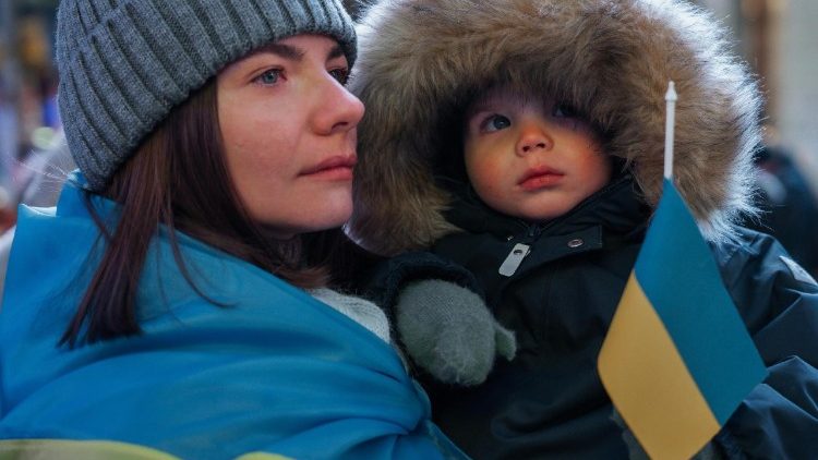 Uma mulher segura uma crian&ccedil;a durante uma manifesta&ccedil;&atilde;o em mem&oacute;ria do quarto anivers&aacute;rio da invas&atilde;o em larga escala da Ucr&acirc;nia, em Nova York, EUA, em 24 de fevereiro de 2026. A Ucr&acirc;nia marca o quarto anivers&aacute;rio do in&iacute;cio da invas&atilde;o russa do pa&iacute;s em 2022. EPA/Olga Fedorova