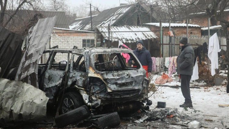 Moradores locais reagem no local de um ataque com drone a um pr&eacute;dio privado em Kharkiv, nordeste da Ucr&acirc;nia, em 26 de fevereiro de 2026, em meio &agrave; invas&atilde;o russa. Pelo menos 10 pessoas ficaram feridas no ataque combinado com drones e m&iacute;sseis durante a noite, informou a Pol&iacute;cia Nacional da Ucr&acirc;nia. EPA/SERGEY KOZLOV