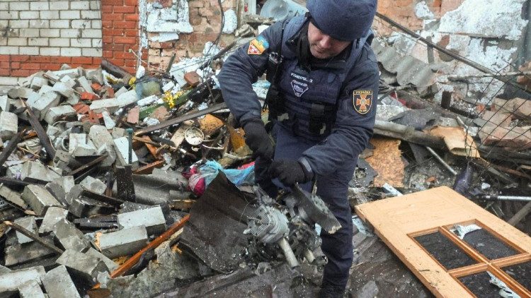 Especialista ucraniano segura um motor de drone no local de um ataque com drone a um pr&eacute;dio privado em Kharkiv, nordeste da Ucr&acirc;nia, em 26 de fevereiro de 2026, em meio &agrave; invas&atilde;o russa. Pelo menos 10 pessoas ficaram feridas no ataque combinado com drones e m&iacute;sseis durante a noite, informou a Pol&iacute;cia Nacional da Ucr&acirc;nia. EPA/SERGEY KOZLOV