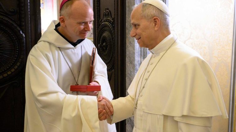 संत पापा लियो 14वें उपदेशक धर्माध्यक्ष एरिक वार्डन के साथ 