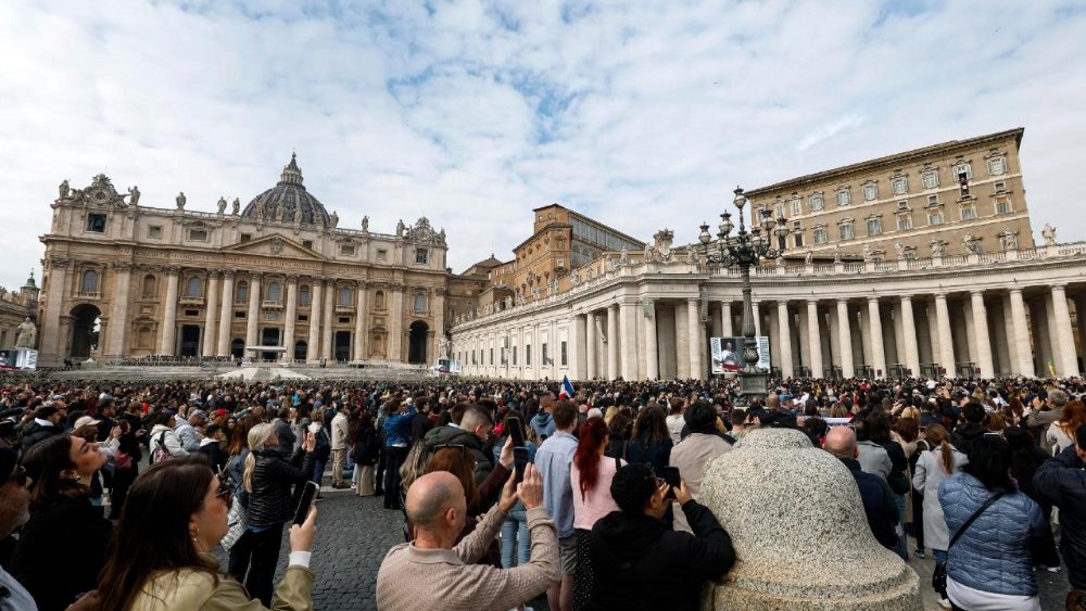 besimtarët gjatë lutjes së Engjëllit të Zotit në Sheshin e Shën Pjetrit