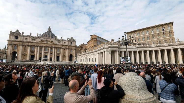 Pilger auf dem Petersplatz
