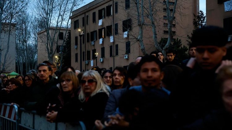 Sokan v&aacute;rt&aacute;k a Szentaty&aacute;t