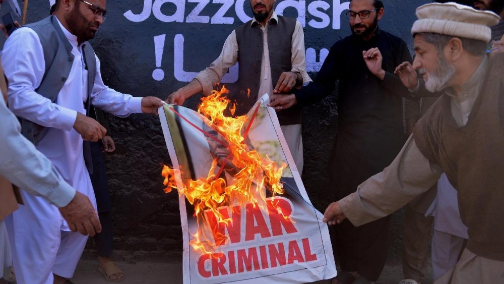 Apoiadores do partido político islâmico Jamaat-e-Islami (JI) queimam uma foto do presidente dos EUA, Donald Trump, durante um protesto contra os ataques dos EUA e de Israel ao Irã, em Peshawar, Paquistão, em 2 de março de 2026. O Irã confirmou oficialmente em 1º de março que o líder supremo iraniano, o aiatolá Ali Khamenei, foi morto em um ataque aéreo durante uma campanha militar conjunta EUA-Israel que começou em 28 de fevereiro de 2026. EPA/BILAWAL ARBAB