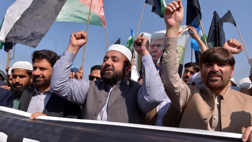 Apoiadores do partido político islâmico Jamaat-e-Islami (JI) protestam contra os ataques dos EUA e de Israel ao Irã, em Peshawar, Paquistão, em 2 de março de 2026. O Irã confirmou oficialmente em 1º de março que o Líder Supremo iraniano, Aiatolá Ali Khamenei, foi morto em um ataque aéreo durante uma campanha militar conjunta EUA-Israel que começou em 28 de fevereiro de 2026. EPA/BILAWAL ARBAB