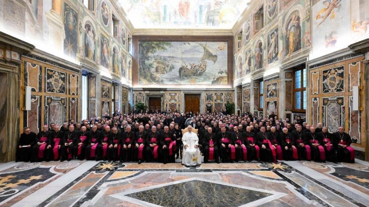 संत पापा लियो 14वें  पुलिया के के ईशशास्त्र संकाय और कालाब्रिया के ईशशास्त्र संस्थान के अधिकारियों और विद्यार्थियों  के साथ