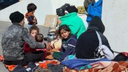 Personas desplazadas en Beirut, tras huir de sus hogares tras los ataques israelíes 