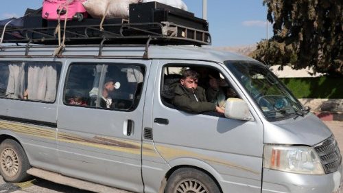 Libano, i profughi siriani scappano dalla guerra. In fuga via auto o con il bus
