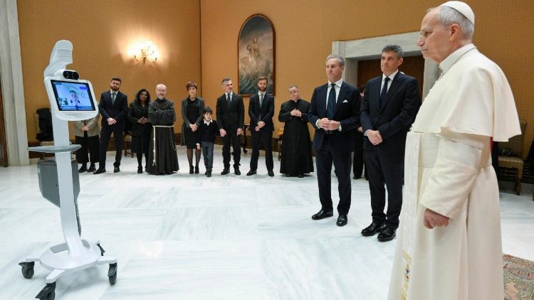 जरूरतमंद बच्चों की चिकित्सा देखभाल के लिए पोप लियो 14वें को एक उन्नत स्वास्थ्य देखभाल उपकरण मिला