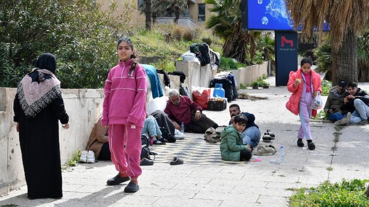 Deslocados pelo conflito encontram ref&uacute;gio improvisado em Beirute, enquanto a escalada dos ataques israelenses contra posi&ccedil;&otilde;es do Hezbollah for&ccedil;a milhares de civis a deixarem suas casas.