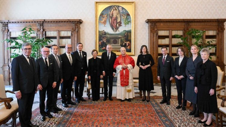 Die &ouml;sterreichische Delegation mit Papst Leo