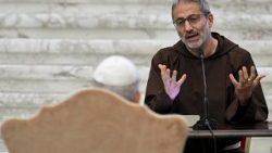 Il Papa in Aula Paolo VI per la predica di padre Pasolini