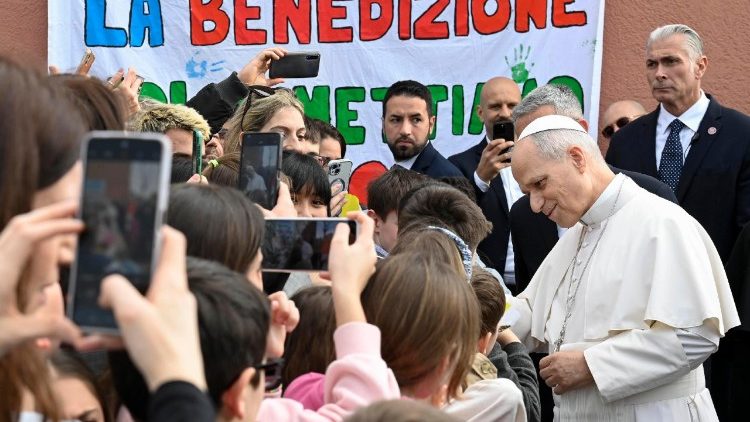 Papa susreće djecu i mlade