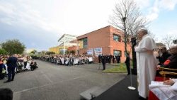 रोम के तोर्रेवेकिया इलाके में सांता मारिया देल्ला प्रेजेंताज़ियोने पल्ली में संत पापा लियो 14वें