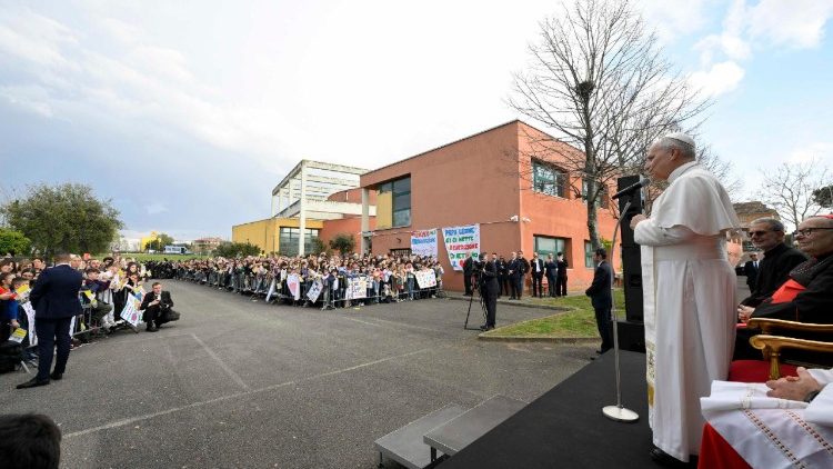 रोम के तोर्रेवेकिया इलाके में सांता मारिया देल्ला प्रेजेंताज़ियोने पल्ली में संत पापा लियो 14वें