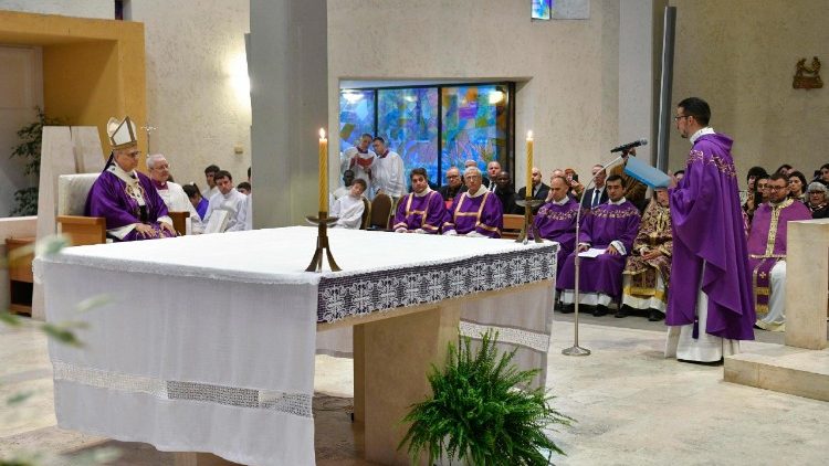 Szentmise a M&aacute;ria bemutat&aacute;sa r&oacute;mai pl&eacute;b&aacute;nia-templomban