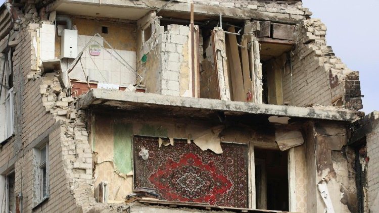 Local de um pr&eacute;dio residencial destru&iacute;do por um ataque russo em 7 de mar&ccedil;o, em Kharkiv, nordeste da Ucr&acirc;nia, em 9 de mar&ccedil;o de 2026, em meio &agrave; invas&atilde;o russa. As autoridades municipais declararam o dia 9 de mar&ccedil;o como Dia de Luto pelas v&iacute;timas do ataque. Pelo menos 10 pessoas morreram, incluindo duas crian&ccedil;as, enquanto mais de uma d&uacute;zia ficaram feridas e quatro permanecem desaparecidas. EPA/SERGEY KOZLOV