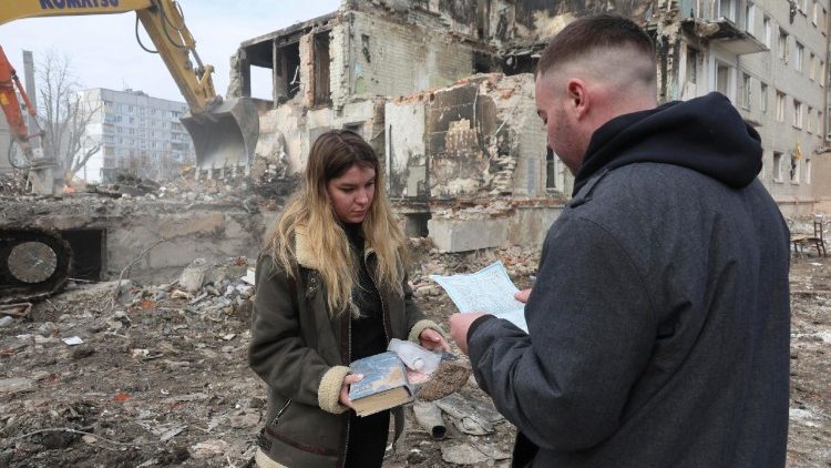 Moradores locais, Aryna e seu marido Denys, resgatam seus pertences no local de um pr&eacute;dio residencial destru&iacute;do por um ataque russo em 7 de mar&ccedil;o, em Kharkiv, nordeste da Ucr&acirc;nia, em 9 de mar&ccedil;o de 2026, em meio &agrave; invas&atilde;o russa. As autoridades da cidade declararam o dia 9 de mar&ccedil;o como Dia de Luto pelas v&iacute;timas do ataque. Pelo menos 10 pessoas morreram, incluindo duas crian&ccedil;as, enquanto mais de uma d&uacute;zia ficaram feridas e quatro permanecem desaparecidas. EPA/SERGEY KOZLOV