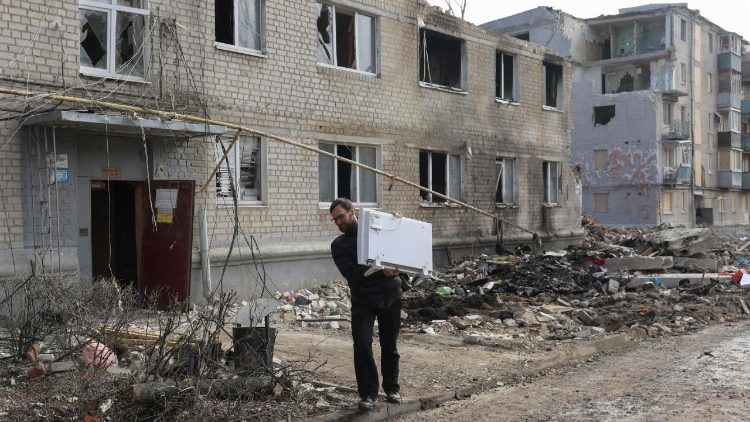 Moradores locais recolhem seus pertences no local de um pr&eacute;dio residencial destru&iacute;do por um ataque russo em 7 de mar&ccedil;o, em Kharkiv, nordeste da Ucr&acirc;nia, em 9 de mar&ccedil;o de 2026, em meio &agrave; invas&atilde;o russa. As autoridades municipais declararam o dia 9 de mar&ccedil;o como Dia de Luto pelas v&iacute;timas do ataque. Pelo menos 10 pessoas morreram, incluindo duas crian&ccedil;as, enquanto mais de uma d&uacute;zia ficaram feridas e quatro permanecem desaparecidas. EPA/SERGEY KOZLOV