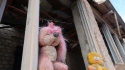 Brinquedos de pelúcia em prédio residencial destruído por um ataque russo em 7 de março, em Kharkiv, nordeste da Ucrânia. Pelo menos 10 pessoas morreram, incluindo duas crianças. 
