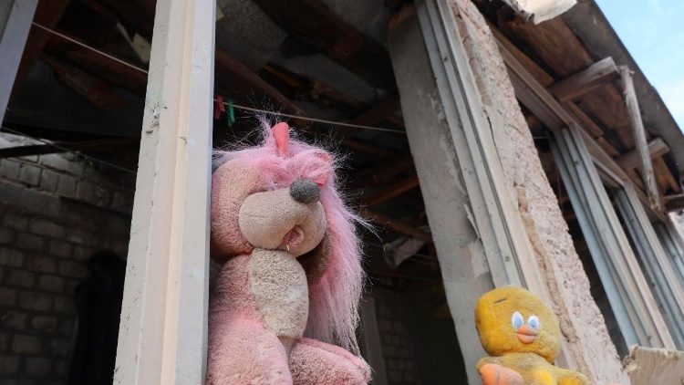 Brinquedos de pel&uacute;cia no local de um pr&eacute;dio residencial destru&iacute;do por um ataque russo em 7 de mar&ccedil;o, em Kharkiv, nordeste da Ucr&acirc;nia, em 9 de mar&ccedil;o de 2026, em meio &agrave; invas&atilde;o russa. As autoridades municipais declararam o dia 9 de mar&ccedil;o como Dia de Luto pelas v&iacute;timas do ataque. Pelo menos 10 pessoas morreram, incluindo duas crian&ccedil;as, enquanto mais de uma d&uacute;zia ficaram feridas e quatro permanecem desaparecidas. EPA/SERGEY KOZLOV