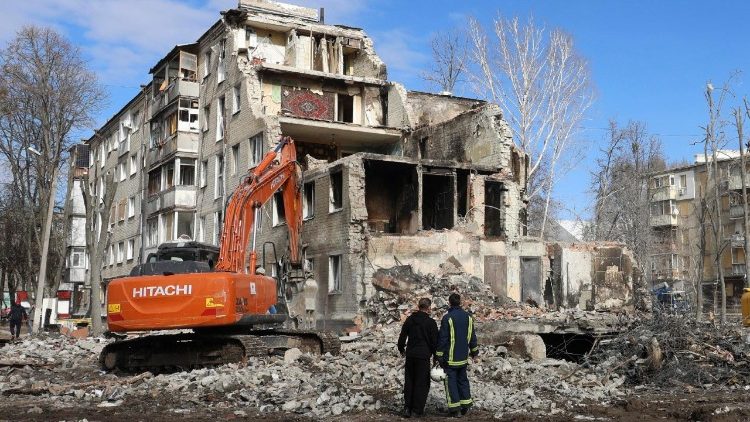 Um morador local e um socorrista est&atilde;o perto dos escombros de um pr&eacute;dio residencial destru&iacute;do por um ataque russo em 7 de mar&ccedil;o, em Kharkiv, nordeste da Ucr&acirc;nia, em 9 de mar&ccedil;o de 2026, em meio &agrave; invas&atilde;o russa. As autoridades municipais declararam o dia 9 de mar&ccedil;o como Dia de Luto pelas v&iacute;timas do ataque. Pelo menos 10 pessoas morreram, incluindo duas crian&ccedil;as, enquanto mais de uma d&uacute;zia ficaram feridas e quatro permanecem desaparecidas. EPA/SERGEY KOZLOV