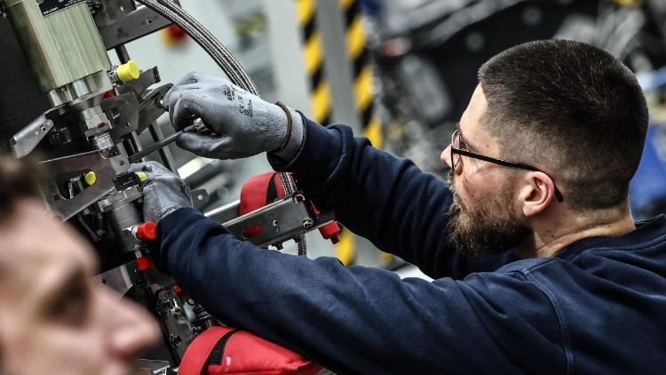 Papa: Încredere în noile generații, oportunități și locuri de muncă stabile și semnificative (imagine simbolică)