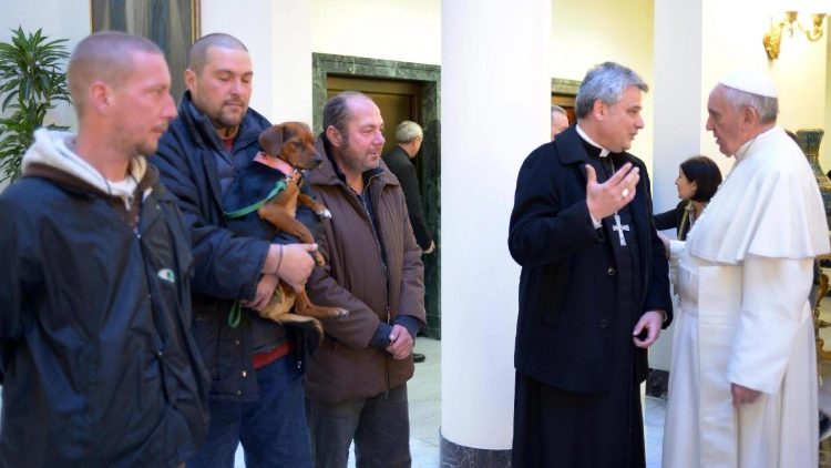 Ferenc p&aacute;p&aacute;val &eacute;s hajl&eacute;ktalanokkal a Vatik&aacute;nban