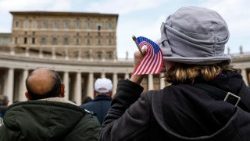 Amerikai zarándok az Úrangyala imán  