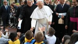 El Papa saluda a un grupo de niños en su vista a la parroquia de Ponte Mammolo, en Roma