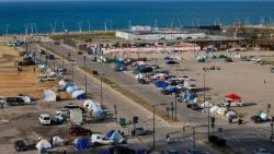 Banorët e zhvendosur brenda vendit me sende personale ulen pranë tendave duke ikur nga shtëpitë e tyre në Libanin jugor dhe periferitë jugore të Bejrutit pas sulmeve ajrore izraelite në Bejrut, Liban, 16 mars 2026