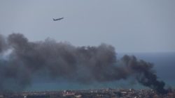 Beirut, il decollo di un aereo della Middle East Airlines mentre sono in atto i bombardamenti israeliani