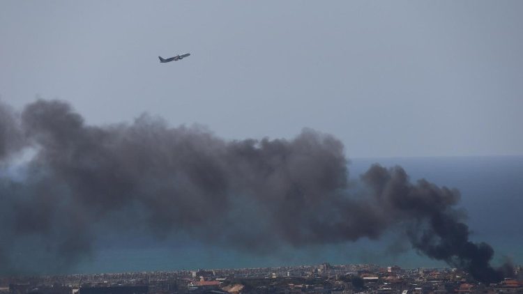 Beirut, il decollo di un aereo della Middle East Airlines mentre sono in atto i bombardamenti israeliani