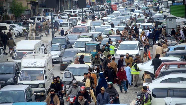 Le strade della città pakistana di Peshawar durante la festa dell'Eid al-Fitr  