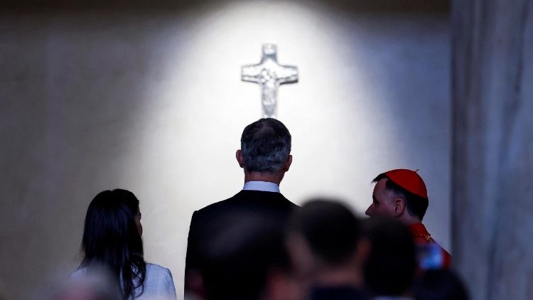 A spanyol uralkod&oacute;p&aacute;r a Santa Maria Maggiore bazilik&aacute;ban Ferenc p&aacute;pa s&iacute;rj&aacute;n&aacute;l