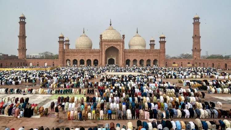 Les musulmans en prière à Lahore le 21 mars 2026, pour l'Aïd el-Fitr marquant la fin du Ramadan.