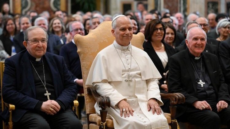 फोकलारे मूवमेंट के सदस्यों के साथ संत पापा लियो 14वें